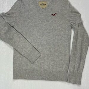 Hollister Men's Light Gray V-Neck Sweater